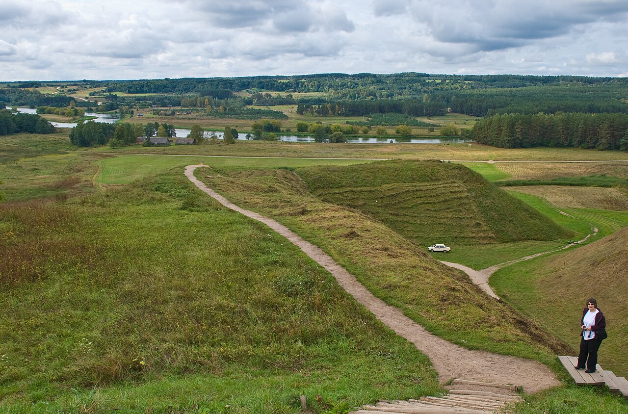 Курганы в Кернаве
