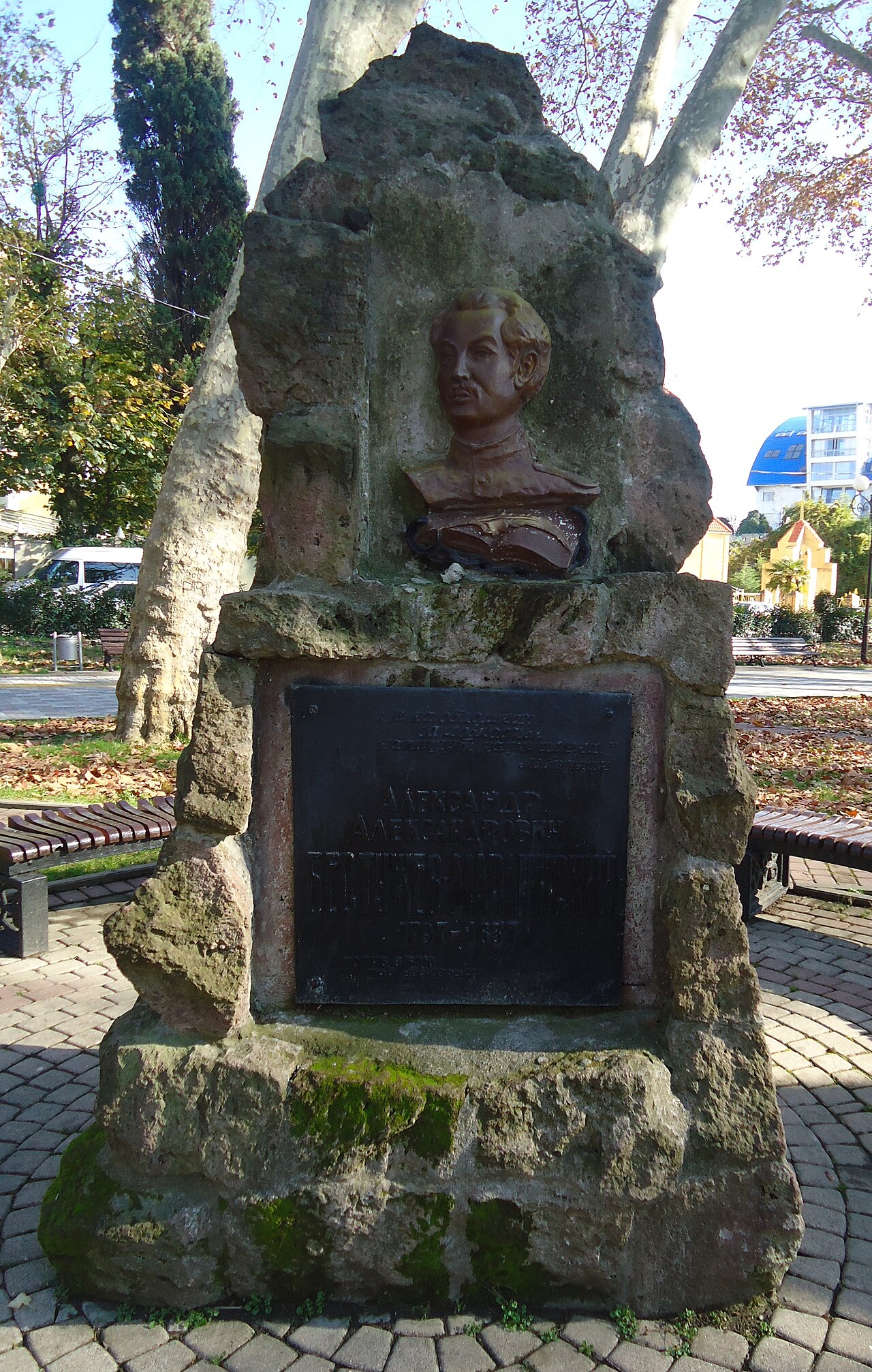 Памятник Бестужеву-Марлинскому