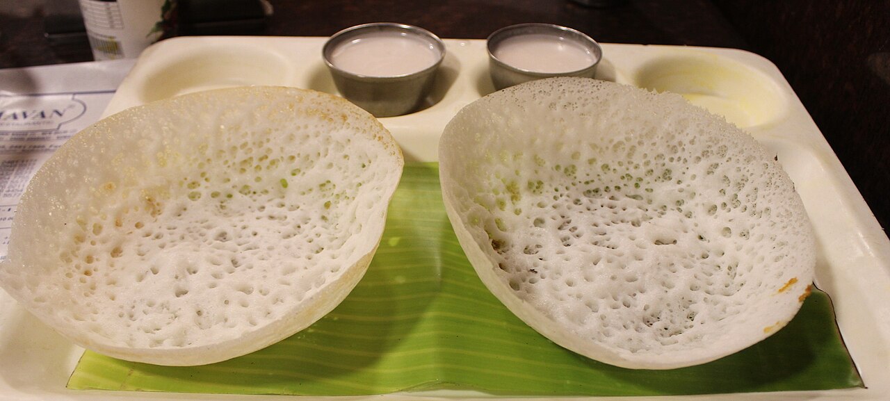 নারকেল দুধের সাথে পরিবেশিত আপ্পাম