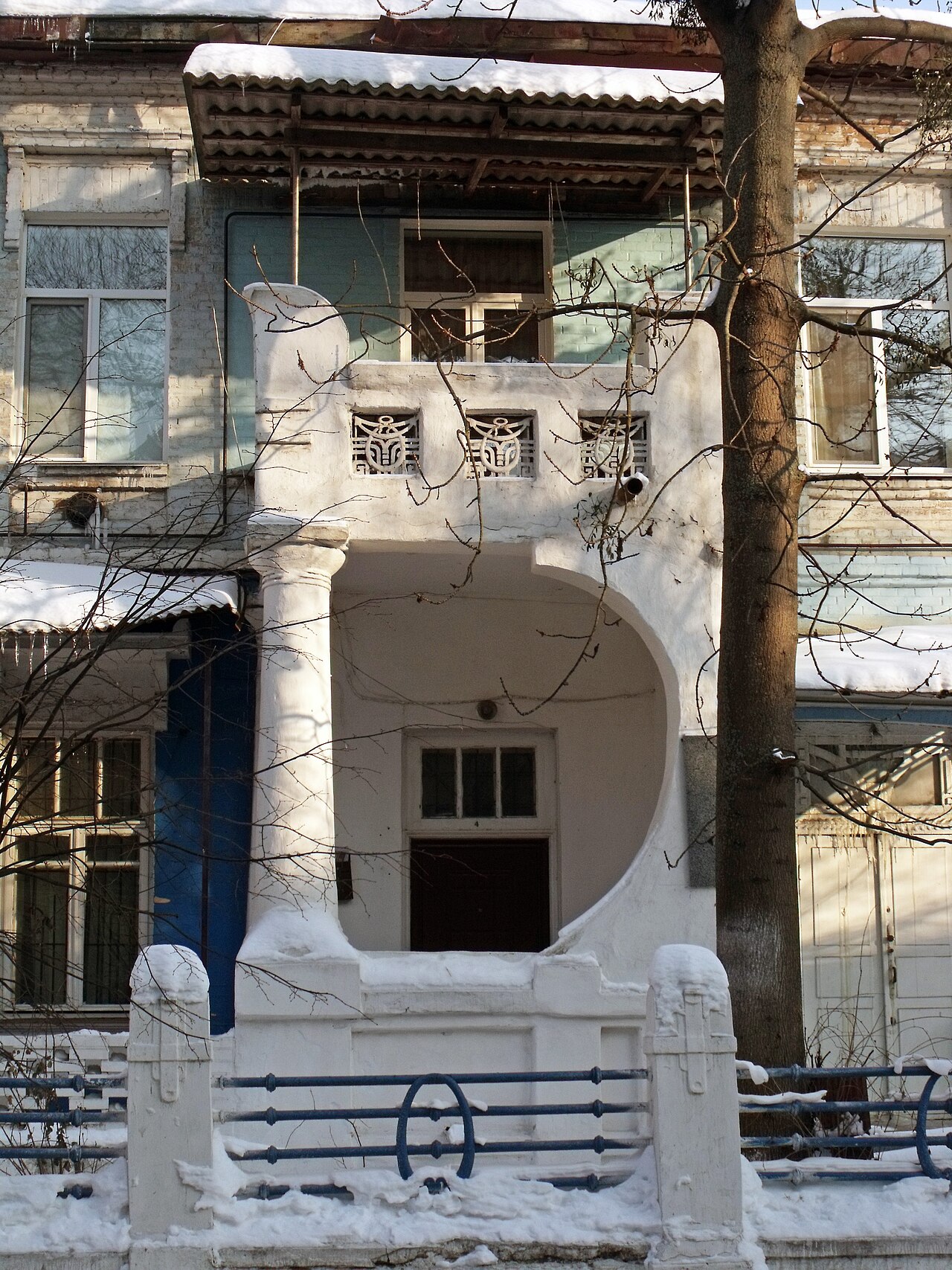 Крыльцо дома Брусилова
