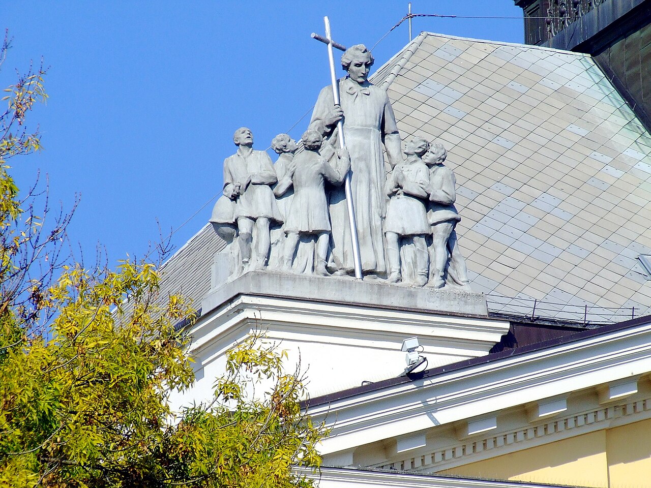Скульптурная композиция на фасаде школы пиаристов