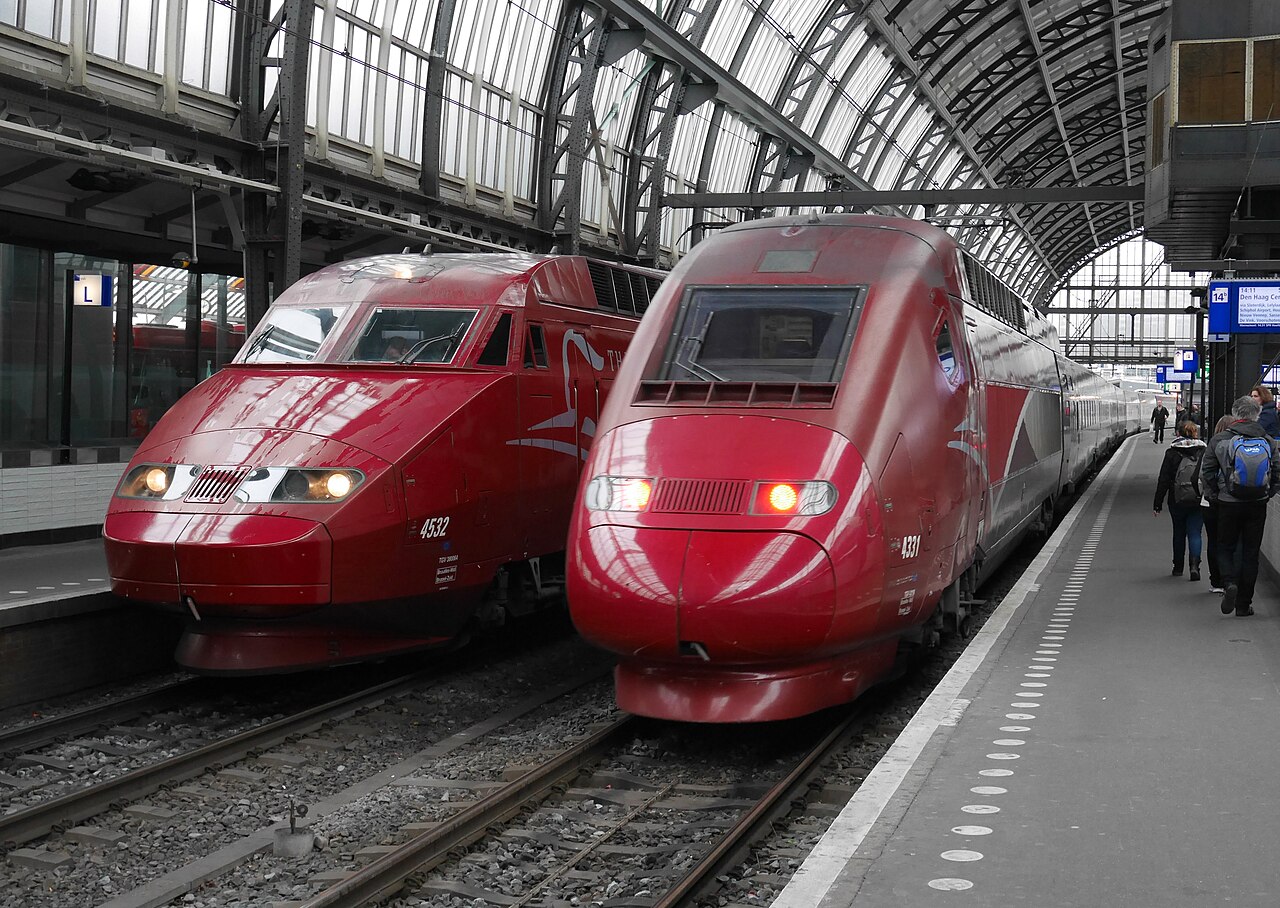 Twee Thalys-treinen op Amsterdam Centraal