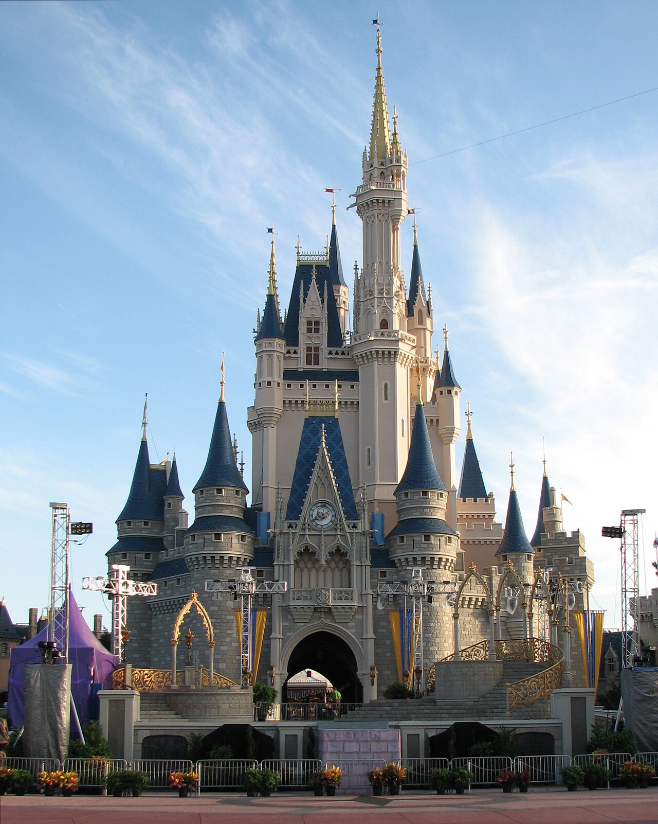 ওয়াল্ট ডিজনি ওয়ার্ল্ডের ম্যাজিক কিংডম পার্কে অবস্থিত প্রতীকী সিন্ড্রেলা দুর্গ।