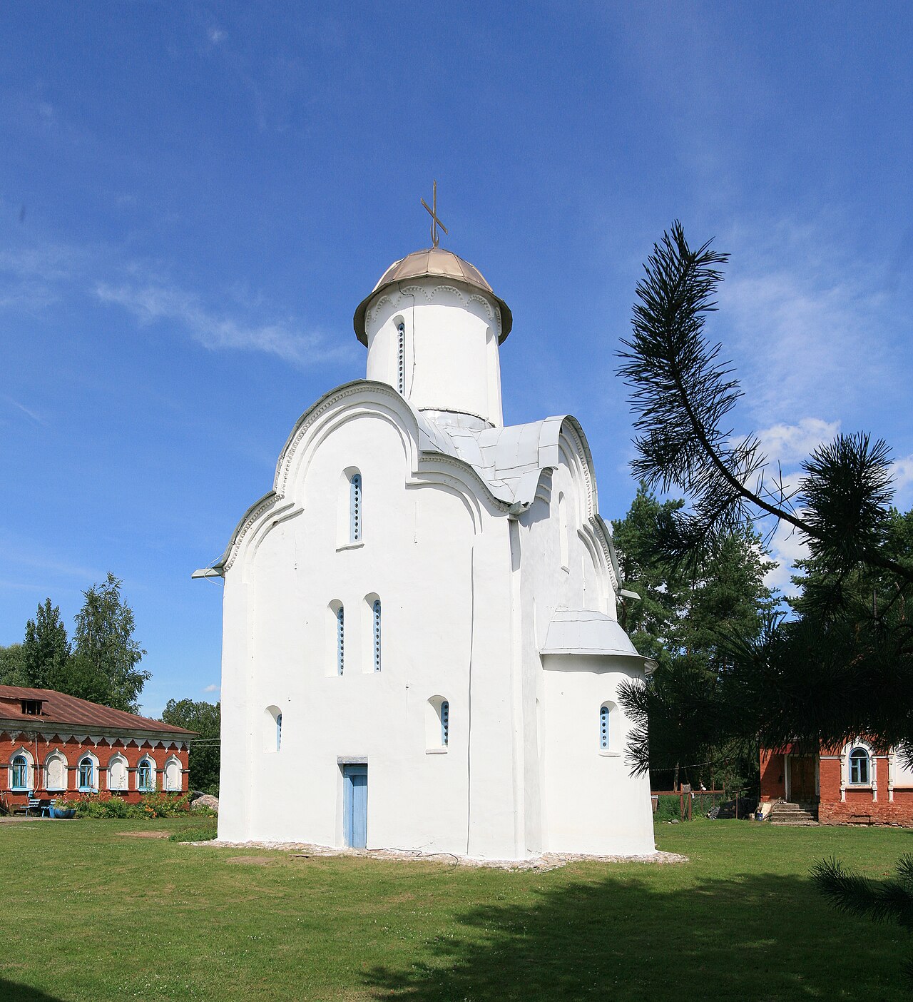 Перынский скит, на переднем плане – церковь Рождества Богородицы
