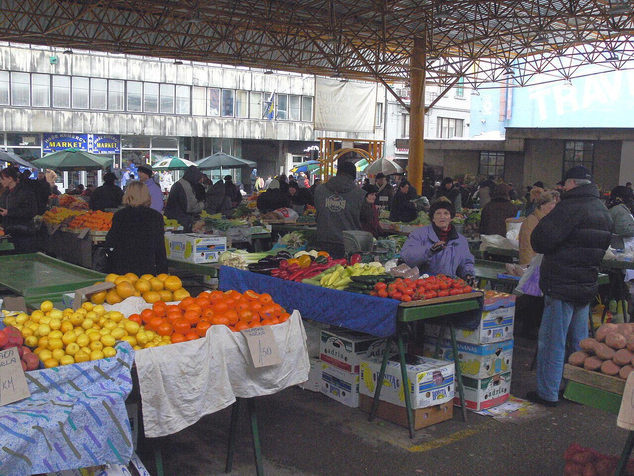 Markale বাজারে বিক্রয়ের জন্য ফল, সবজি এবং আখরোট।