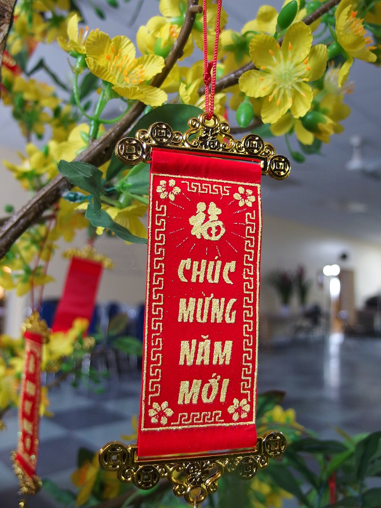 Украшение с надписью «Chúc Mừng Năm Mới» ― пожелание всего наилучшего в новом году