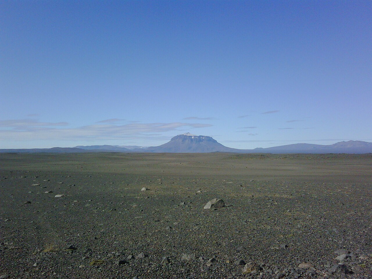 乌鲁汝 (Uluru)?不,这是海尔聚布雷兹山(Herðubreið),位于 冰岛 灰沙漠地球的另一侧。
