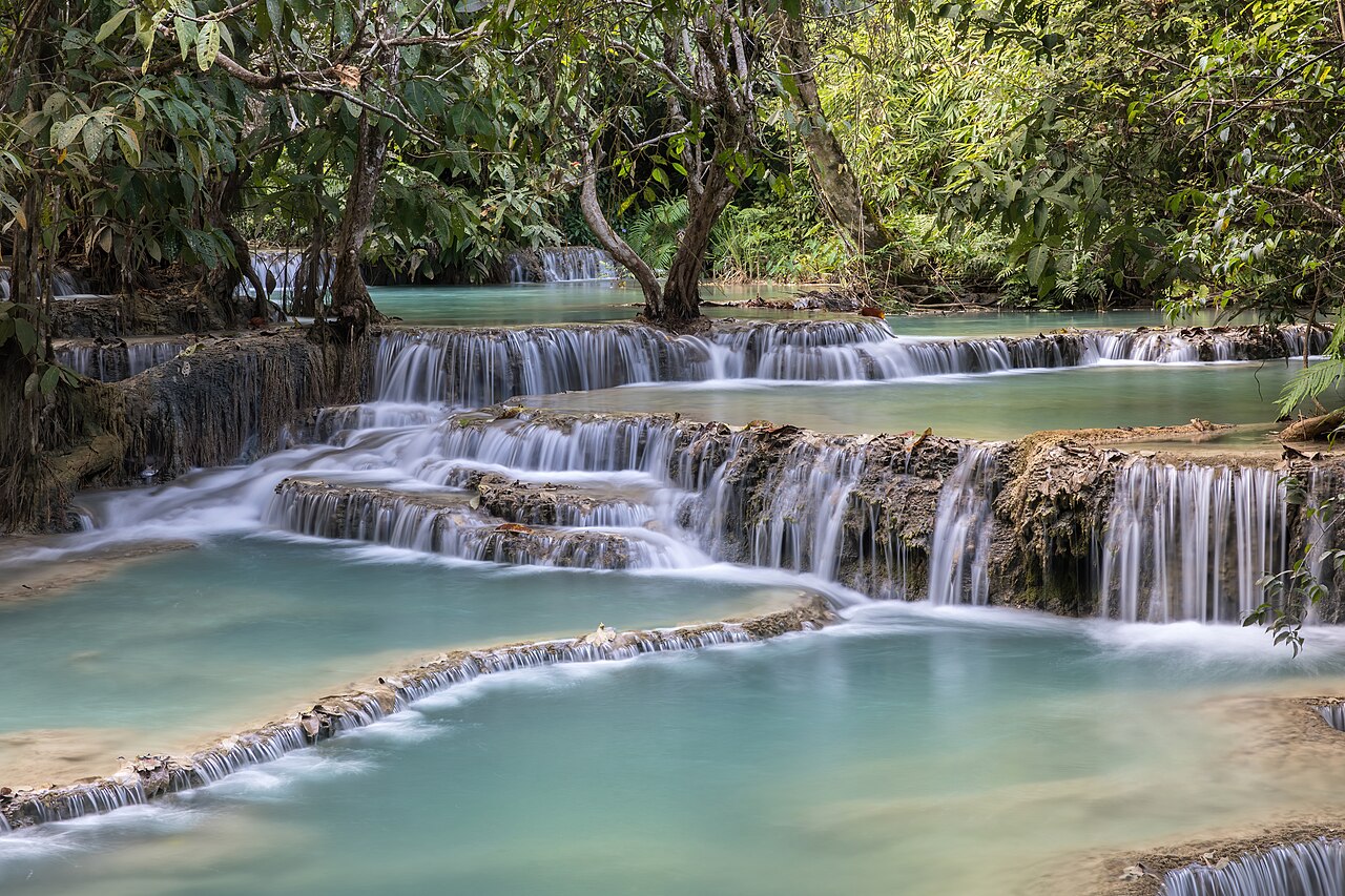 কুয়াং সি এর ঝর্ণার ধাপে ধাপে স্ফটিক জলাশয়