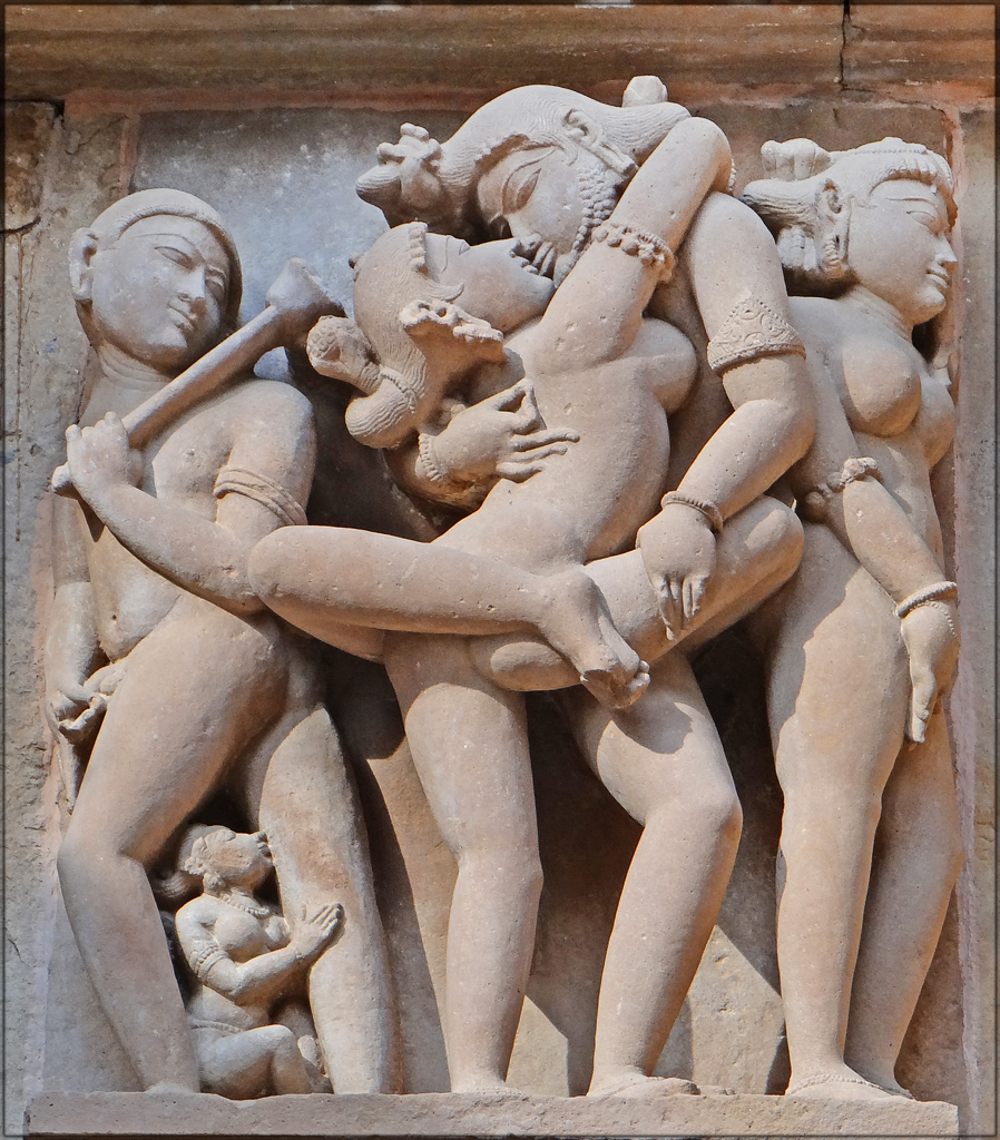 লক্ষ্মণ মন্দিরের প্রেমমূলক ভাস্কর্য