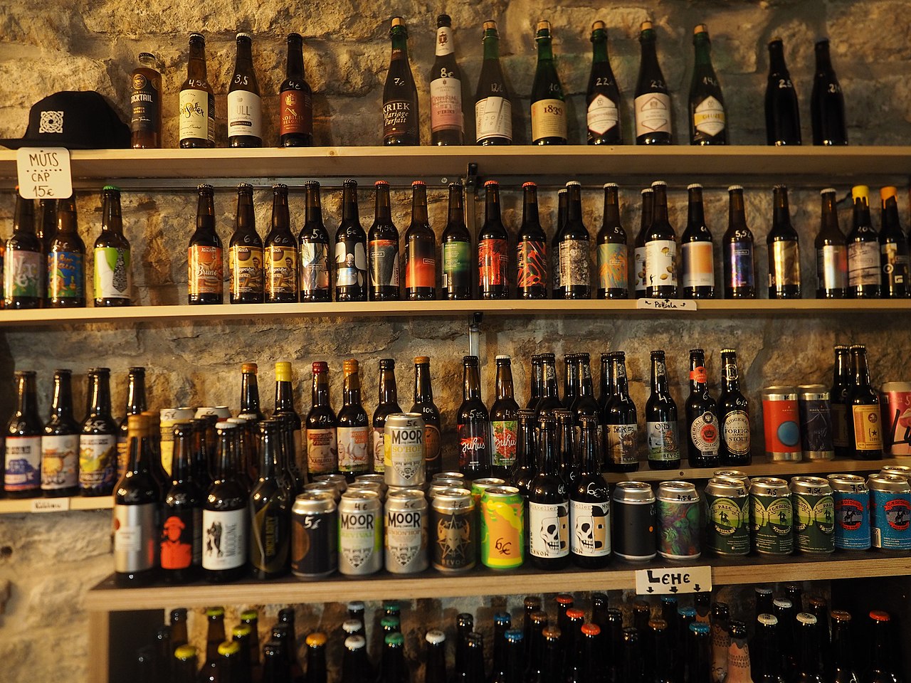 棚を埋め尽くすビール、「地ビール100種」の店頭(100 õlle koht)