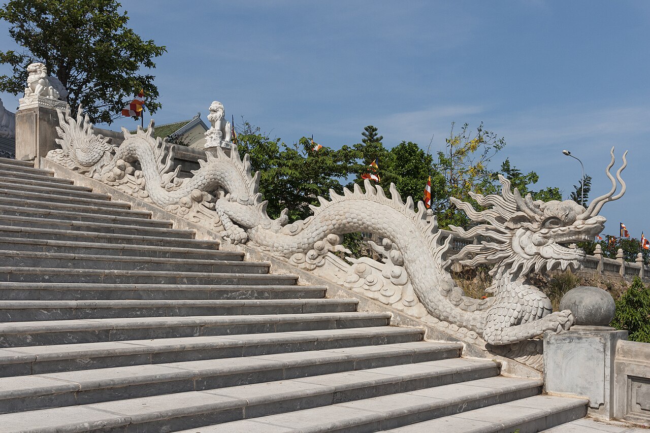 Лестница с драконом пагоды Linh Ung в Дананге