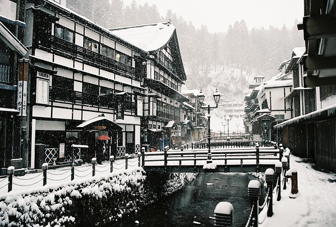 Ginzan Onsen এর ঐতিহ্যবাহী উষ্ণ প্রস্রবণ সরাইখানা
