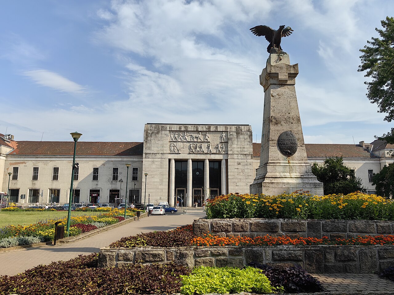 Привокзальная площадь с памятником революции 1848 года
